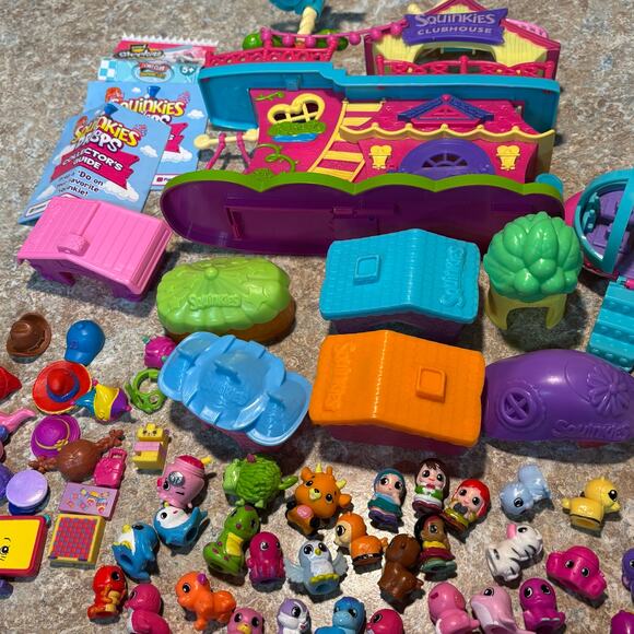 Squinkie Do Drops 80 Piece Lot Mini Figures Helicopter Club House Booklet Toys - Picture 8 of 11